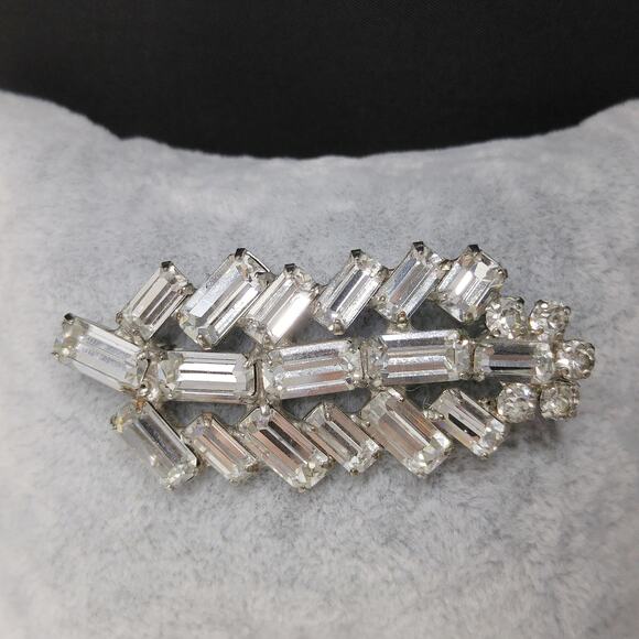 Vintage Clear Rhinestones Leaf Brooch, Rhodium Plated, 1960s Jewelry, 2 1/4" - Picture 4 of 10